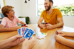 UNO - Classic Colour & Number Matching Card Game - 112 Cards - Customizable & Erasable Wild - Special Action Cards Included - Gift for Kids 7+, W2087 Uno Classic