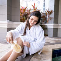 GranNaturals Bath & Shower Dry Skin and Body Sisal Brush | Naturals Fibers to Improve Blood Circulation, Exfoliate Skin, and Reduce Cellulite