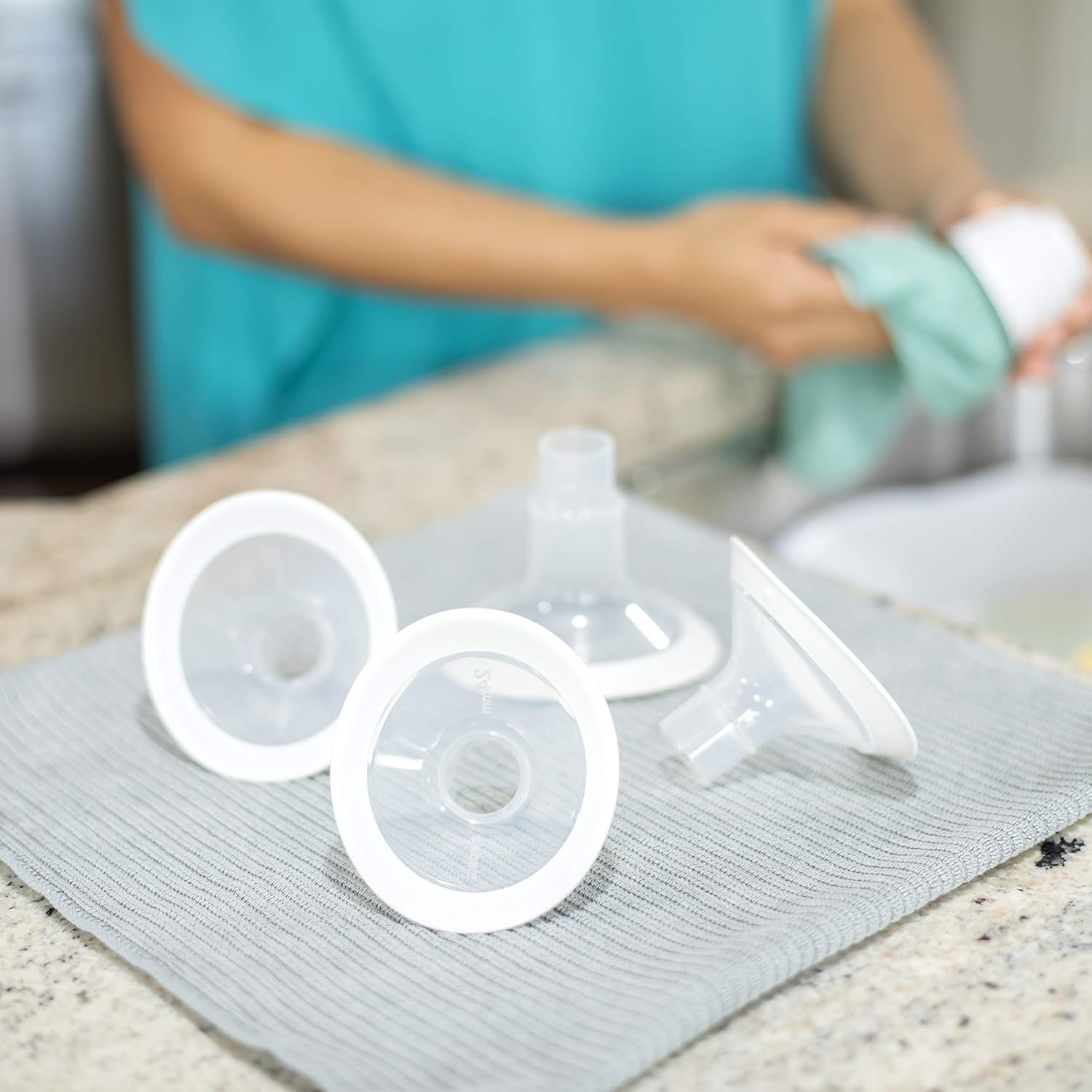 Medela Medela Breast Shields - PersonalFit Flex, 21mm Medela Breast Shield Shaped Around You for Comfortable and Efficient Pumping, Made Without BPA, Pack of 2 Breastshields, Clear, 21mm