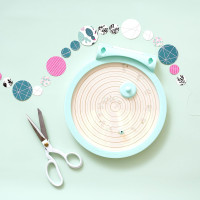 We R Memory Keepers Circle Spin & Trim Tool, Includes Circle Maker Tool & Two Replacement Blades, Rotates 360 Degrees,1 Inch to 8 Inch Circles