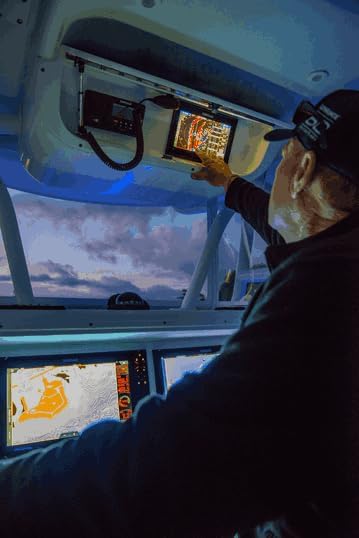 Simrad GO Chartplotter and Fish Finder, with Transducer and Radar Options, Preloaded C-MAP Discover Chart Card 9