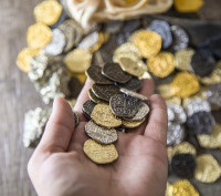 200 Pirate Coins - Gold and Silver Doubloon Replicas 200 Standard Coins (Gold/Silver)